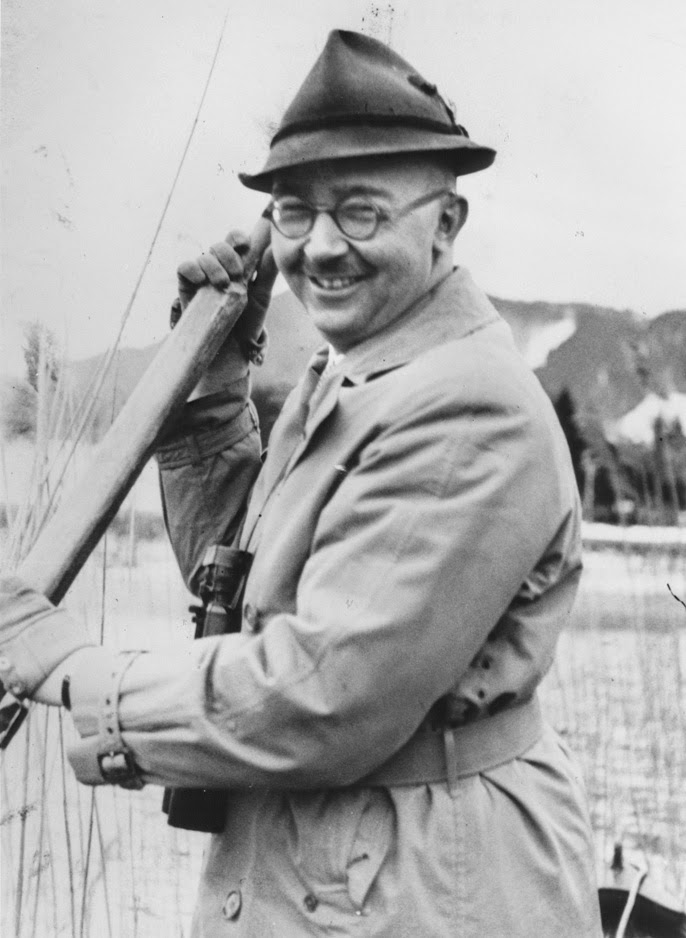 Himmler_pretends_to_row